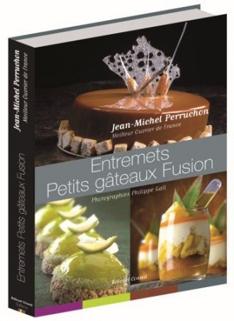 LIVRE "ENTREMETS PETITS GATEAUX FUSION" DE JEAN-MICHEL PERRUCHON EDITION BELLOUET 
