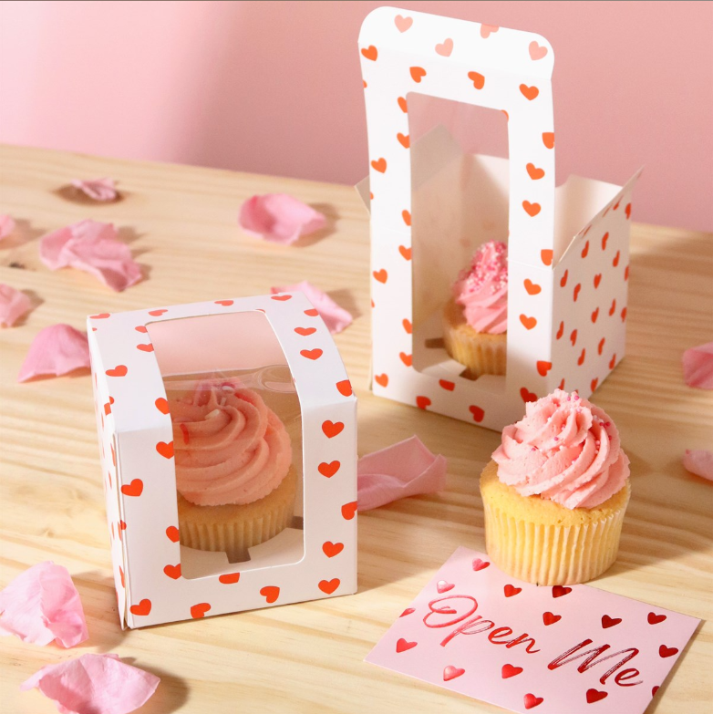 BOÎTE A CUPCAKE BLANCHE AVEC COEURS ROUGES 12,5 x 8,7CM PAQUET DE 4 PCS 