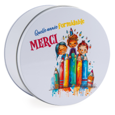 BOITE RONDE EN ZINC BLANCHE MOTIF CRAYONS "QUELLE ANNEE FORMIDABLE MERCI" DIAM 14.6CM HT 7CM FOST+ INCLUS