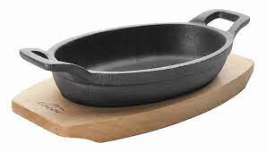 LACOR OVAL CAST IRON GRATIN DISH 21.7X15CM 700ML - 2 HANDLES - ON WOODEN BOARD