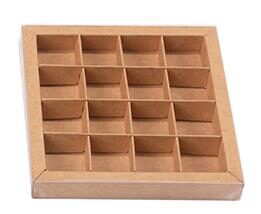 BOITE KRAFT AVEC FENETRE 16 COMPARTIMENTS 133X133X/1.9CM PAQUET DE 6 PCES