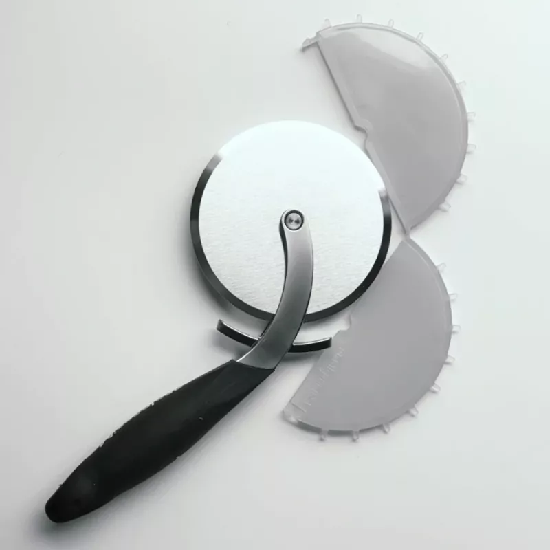 [00073872] MICROPLANE ROULETTE PIZZA PRO 9 CM AVEC PIQUE PATE INTEGRE 10.5CM