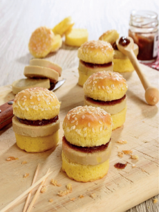 [00073904] ❄️BURGARD - MINI FOIE GRAS BURGER 20ST: SESAMBROCHETTES, FOIE GRAS EN UIENCONFITUUR PLATEAU VAN 20ST